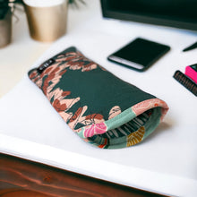 Load image into Gallery viewer, Eyeglass case - Lush Dahlia
