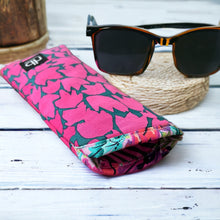 Load image into Gallery viewer, Eyeglass case - Ombré Leaves
