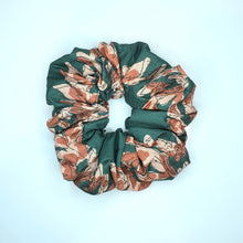 Load image into Gallery viewer, Scrunchie - Lush Dahlia
